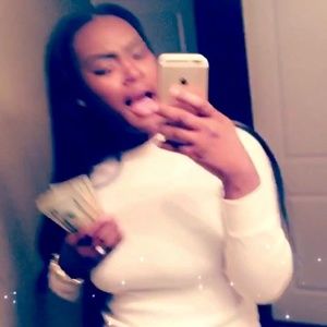 Meet your Posher, Moná